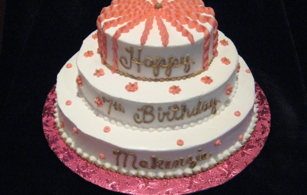  Вкусный торт ко дню рождения на черном фоне