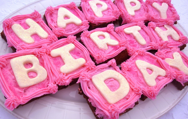 Вкусные пирожные на день рождения