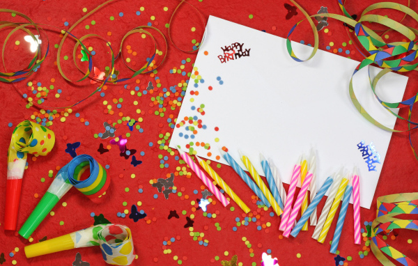 Конверт с поздравительной открыткой на день рождения