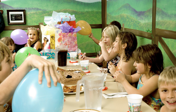 Праздничный стол с гостями на день рождения