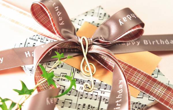 Подарок в обёртке на музыкальную тему на день рождения