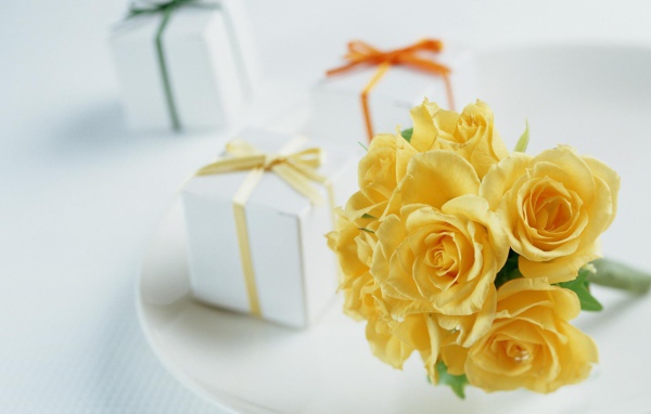 Подарки и жёлтые розы на день рождения