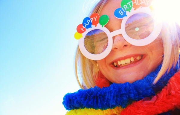 Девочка в смешных очках на день рождения