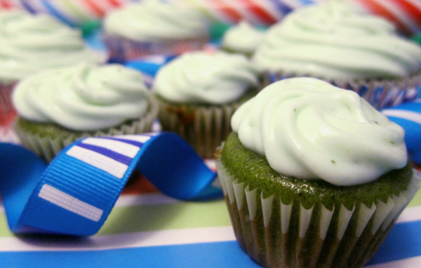 Зелёный кекс на день рождения