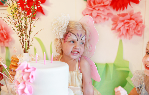 Счастливая девочка на день рождения