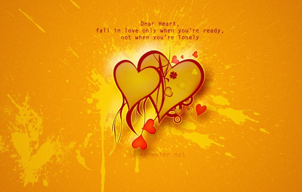 Сердце на день рождения на оранжевом фоне