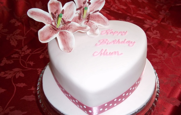 В форме сердца торт ко дню рождения