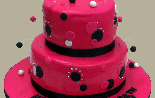 Розовый торт на день рождения