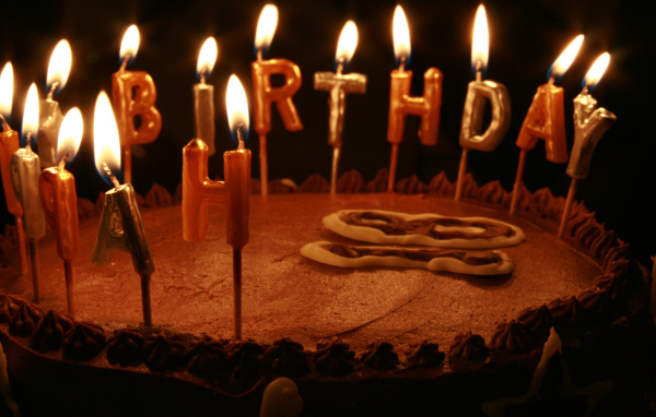 Вкусный торт со свечами