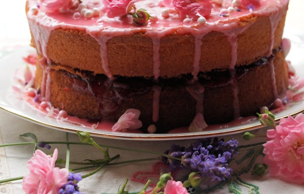 Большой торт ко дню рождения