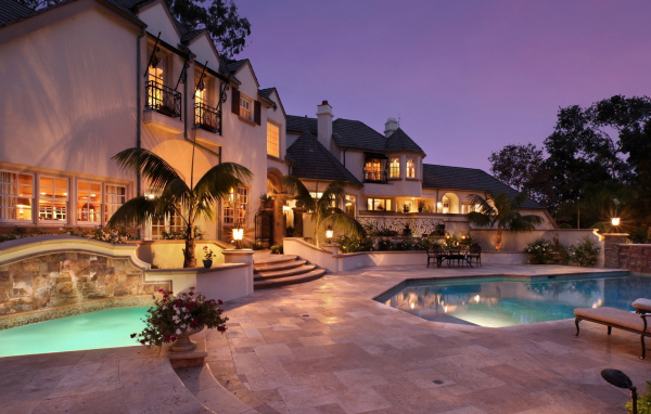 Дом с бассейном