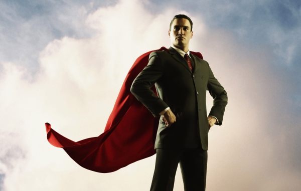 Мужчина в красном плаще