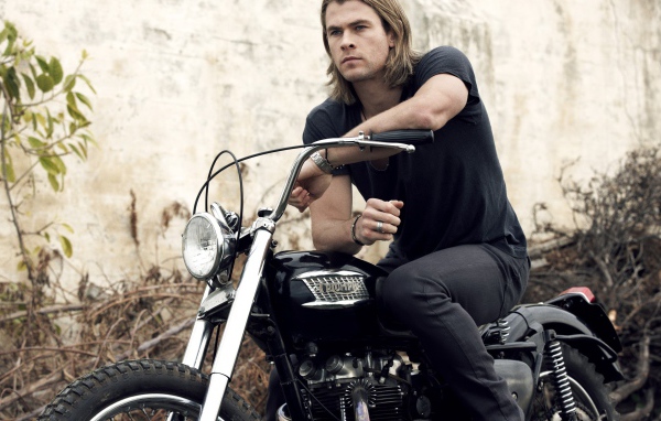 Австралийский актер на мотоцикле