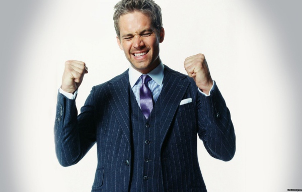 Известный актер Пол Уокер в красивом костюме