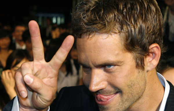 Известный актер Пол Уокер со знаком мира