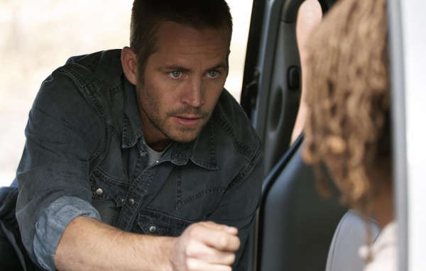  Известный Актер Пол Уокер разговаривает с девушкой