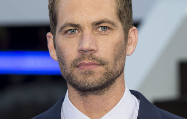 Пол Уокер в синем костюме