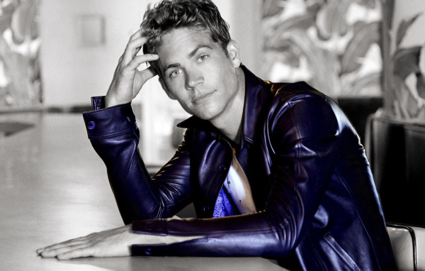 Пол Уокер в фиолетовой куртке