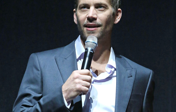 Пол Уокер говорит в микрофон