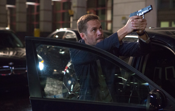 Пол Уокер с пистолетом