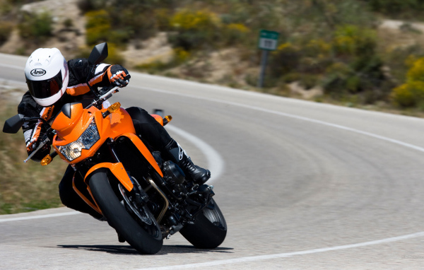 Мотоцикл Z750 на шоссе