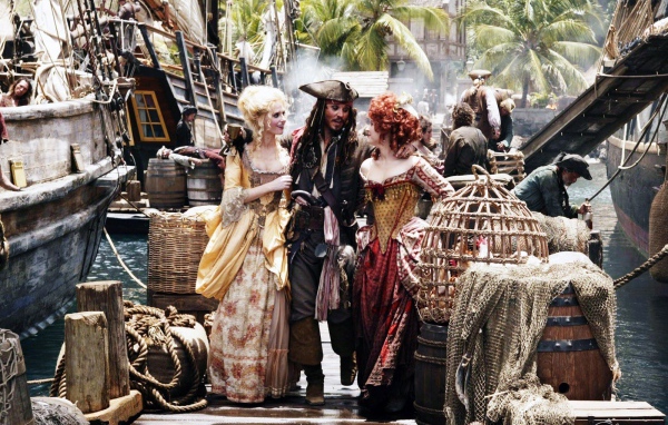 Капитан Джек с двумя дамами