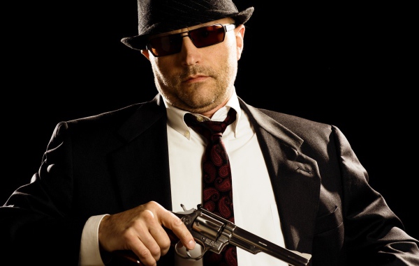 Гангстер с револьвером
