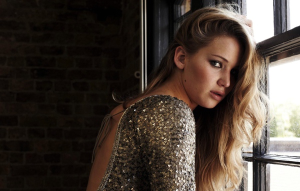 Дженифер у окна