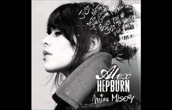 Alex Hepburn на черно-белом фоне