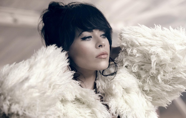 Alex Hepburn в белой шубке