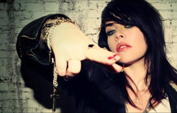 Alex Hepburn на фоне стены