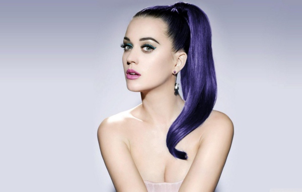 Красивая певица Кэти Перри на светлом фоне