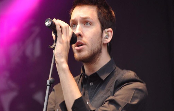 Calvin Harris с микрофоном