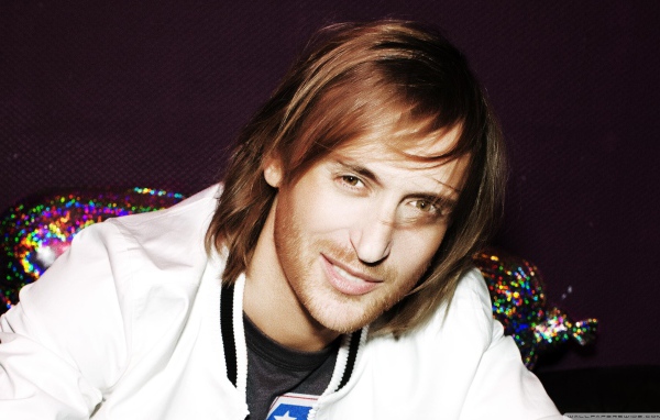 David Guetta улыбается