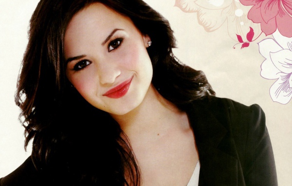 Demi Lovato на фоне цветов
