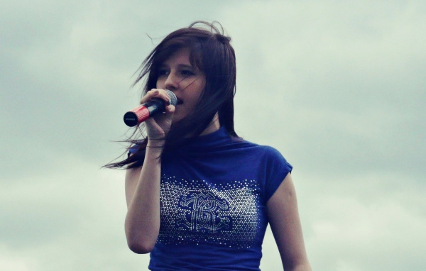 Эльвира Т поет на концерте