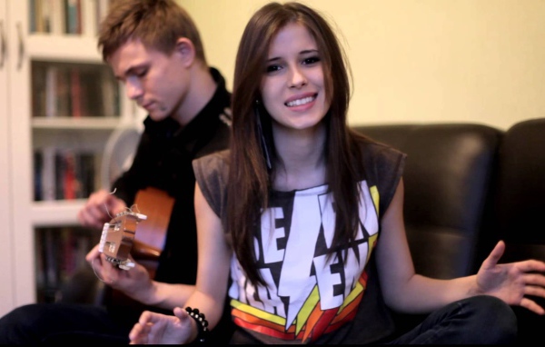 Эльвира Т поет под гитару