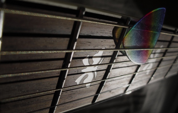 Гриф гитары с медиатором