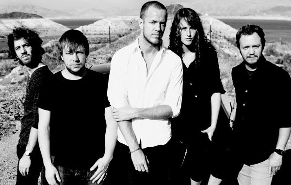 себе дракона: вся группа в пустыне