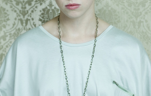 La Roux в белой футболке