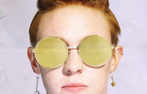 La Roux в желтых очках