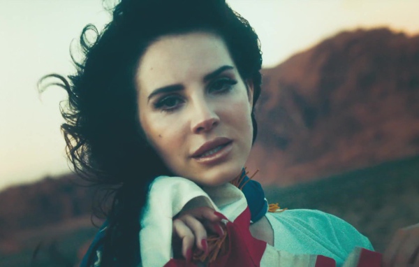 Lana Del Rey на ветру