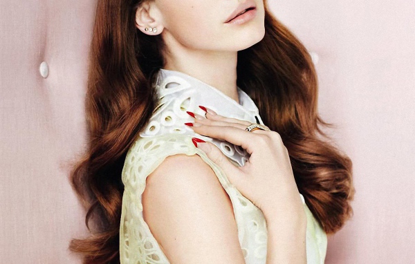 Lana Del Rey рядом с розовой стеной