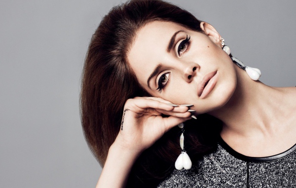 Lana Del Rey позирует для камеры