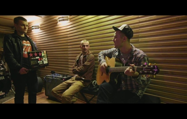 Макс Корж играет на гитаре