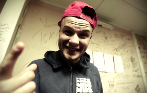 Макс Корж поет песню Небо