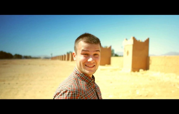 Макс Корж поет песню Небо поможет нам