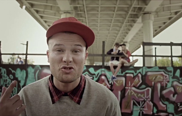 Макс Корж поет песню Где Я