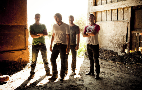 Никэлбек в сарае