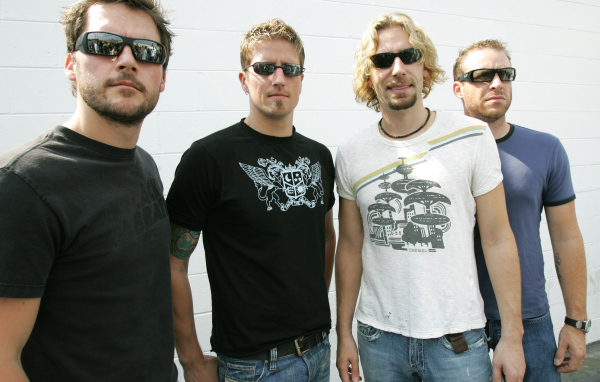 Никелбек в очках